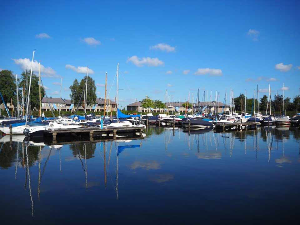 haven-vanaf-water_CT-01_Waterpark-Beulaeke-Haven_jachthaven-boot-sloep-verhuur haven-vanaf-water_CT-01_Waterpark-Beulaeke-Haven_jachthaven-boot-sloep-verhuur